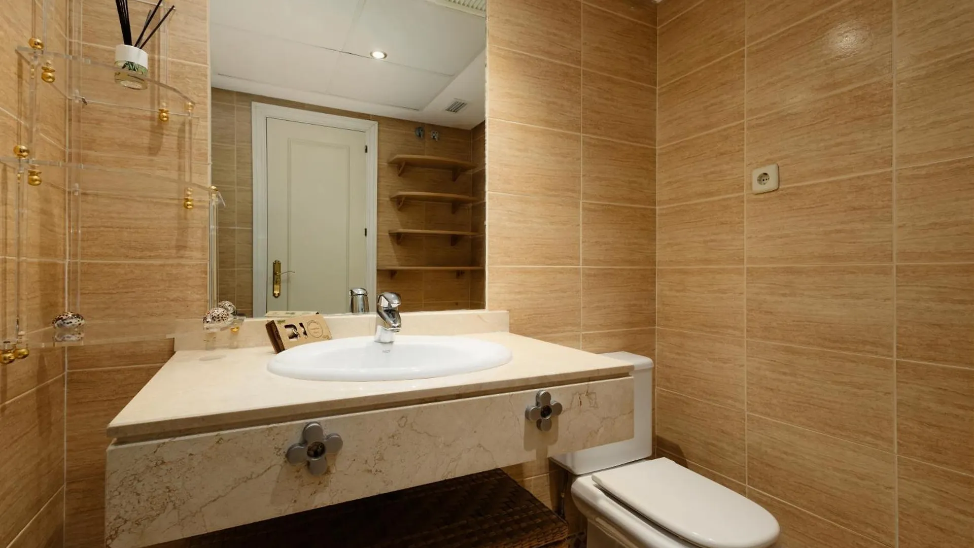 Ground Floor Holiday Apartment With Terrace And Pool In Puerto Banus, Марбелья