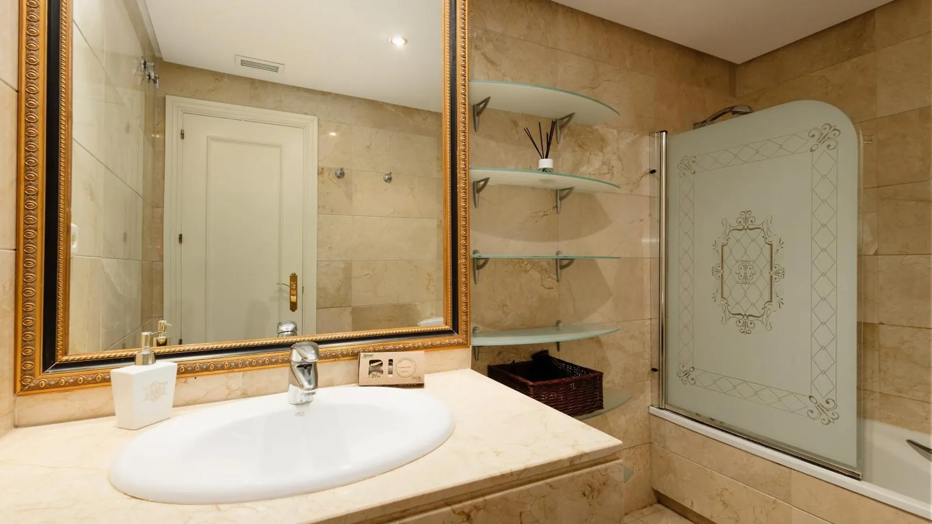 Ground Floor Holiday Apartment With Terrace And Pool In Puerto Banus, Марбелья