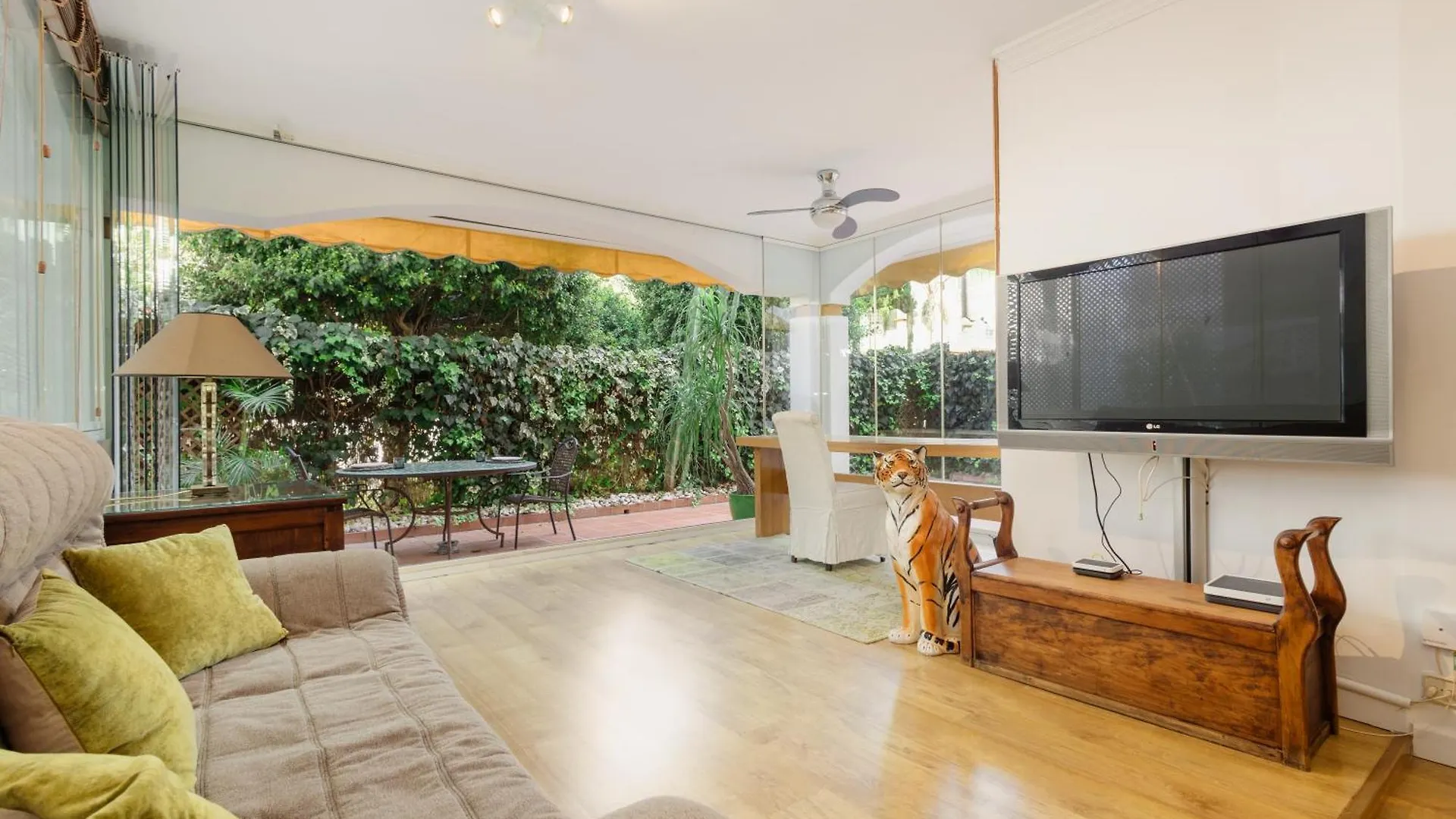 Ground Floor Holiday Apartment With Terrace And Pool In Puerto Banus, Марбелья
