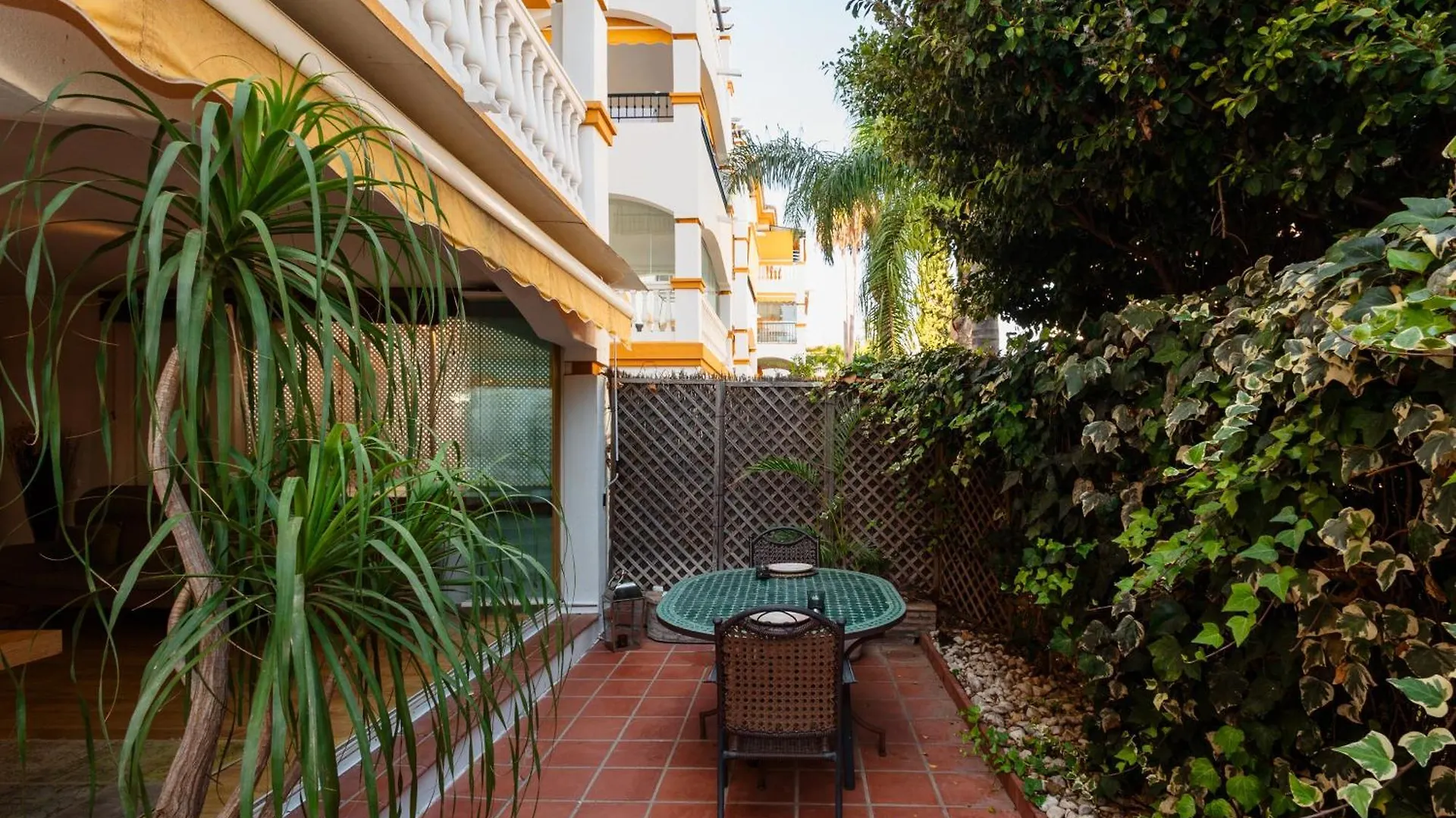 Ground Floor Holiday Apartment With Terrace And Pool In Puerto Banus, Марбелья Испания